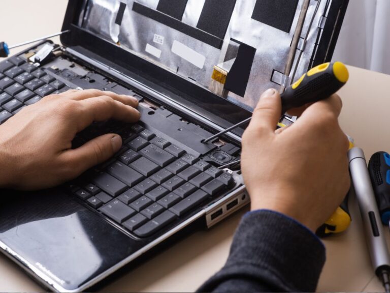 tecnico reparando un pc