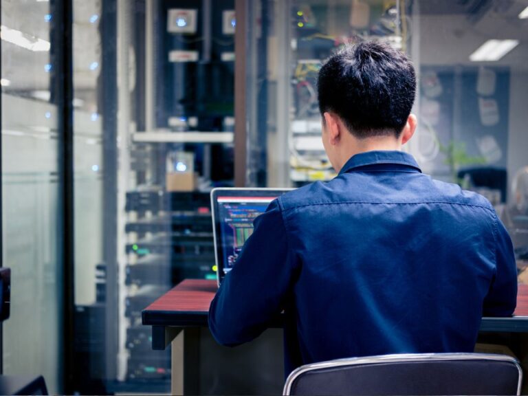 Trabajador tecnico mirando un computador