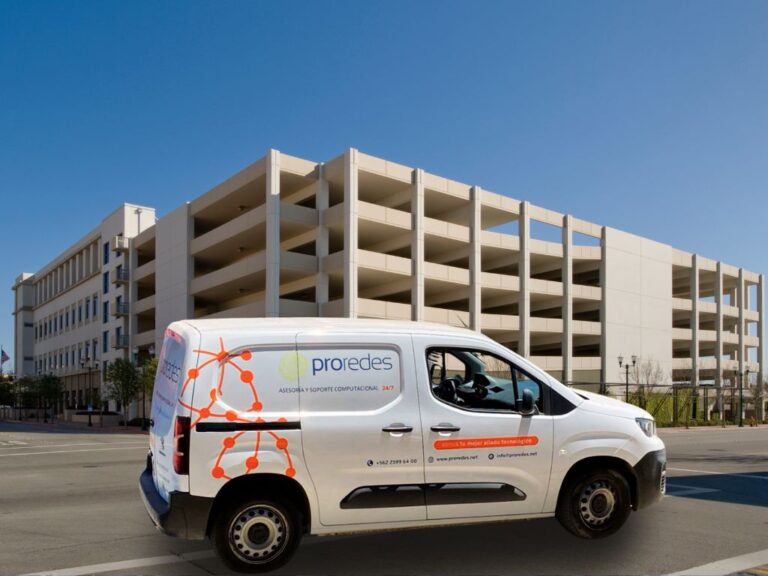 vehiculo con el logo de proredes