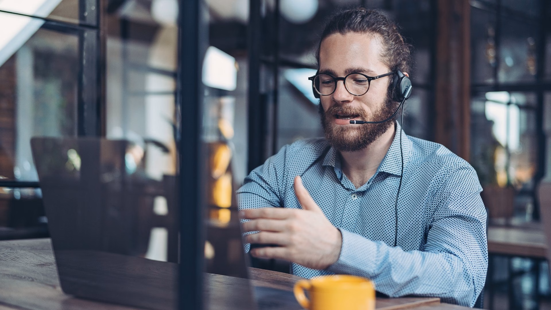 persona haciendo soporte en remoto