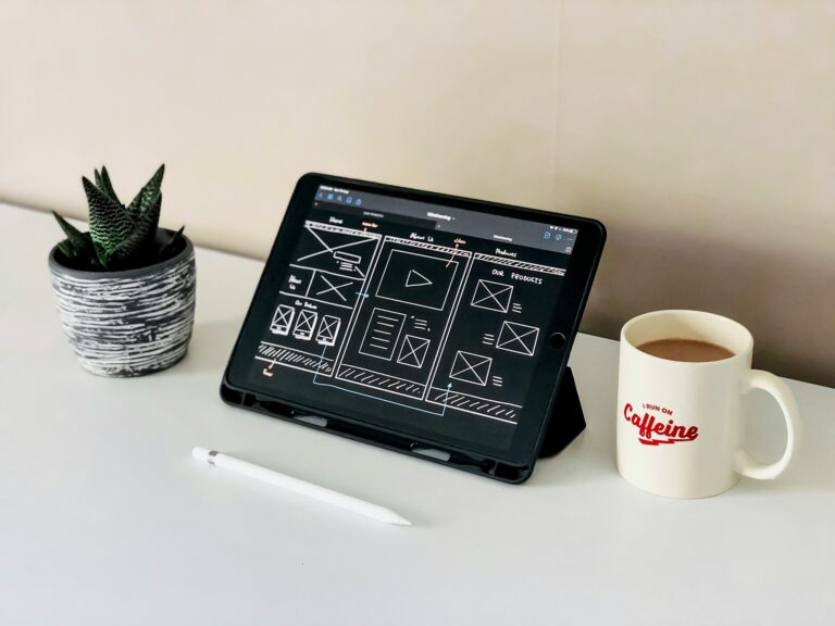 Tablet junto a una taza de café
