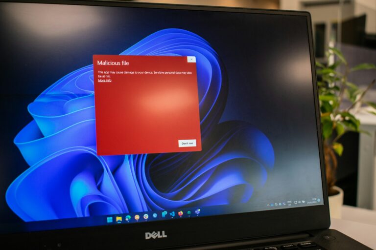 Mensaje de archivo malicioso en una pantalla de notebook